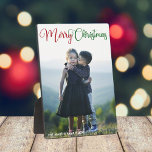 Placa Expositora Feliz Navidad Elegante foto de guión verde rojo<br><div class="desc">Elegante placa de fotos de Feliz Navidad con hermosa tipografía cursiva en rojo y verde. Este moderno regalo fotográfico familiar de vacaciones cuenta con un magnífico guión y tu nombre en blanco sobre la imagen completa de la sangre.</div>