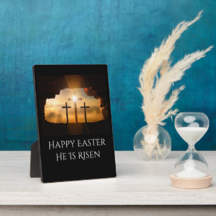 Placa Expositora Feliz Pascua se levanta tres cruces