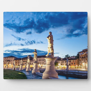 Placa Expositora Fila de estatuas iluminadas en Padova