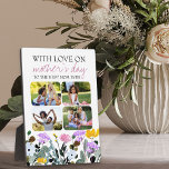 Placa Expositora Flor silvestre 4 Día de la Madre<br><div class="desc">Muestra de fotos de flores silvestres personalizada con 4 de tus fotos favoritas, nombre de familia, nombre de los niños o nombres de todos. El diseño presenta un borde floral acuático de flores silvestres en color lila rosa amarillo y azul. Las fotos se muestran en formas redondeadas de rectángulo y,...</div>
