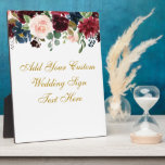 Placa Expositora Floral Borgoña Azul tu tabla Boda de texto<br><div class="desc">Floral de color de agua Borgoña Marsala Azul Boda de oro de tu placa de mesa de texto</div>