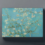 Placa Expositora Flores de almendra por Bella Artes Vincent Van Gog<br><div class="desc">Floreciente árbol de almendros por Vincent Van Gogh. Uno de los cuadros de arte más famosos y hermosos sobre ideas y productos de regalo de alta calidad. Navegue por nuestra tienda para descubrir más excelentes productos con flores de almendra y más pinturas de Vincent Van Gogh.</div>