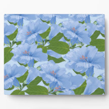 Flores de trompeta de mesa con comadreja