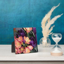 flores naranja y púrpura