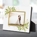 Placa Expositora Foliage Gold y Green Watercolor Foliage Fasel<br><div class="desc">Placa de mesa con un caballete empotrado, muestra tu foto favorita acentuada con hermosas hojas y puntos de color verde y oro. CAMBIAR la fecha al año actual o puede eliminarla o agregar más información. Ideal como regalo o para mostrar tu foto favorita en tu propia casa. Los colores de...</div>