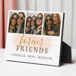 Placa Expositora Forever Friends 3 Collage de fotos Friendft<br><div class="desc">Celebra tu amistad con una sincera placa de collage de tres fotos con un guión elegante y tus recuerdos favoritos. Un regalo atemporal para honrar las risas,  el amor y la lealtad que sólo los amigos verdaderos comparten.</div>