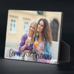 Placa Expositora Forever Friends Love Heart Typography Personalizad<br><div class="desc">Dulce placa fotográfica con su propia foto personalizado. Un hermoso regalo fotográfico con texto superpuesto que dice "amigos para siempre" con letras a mano y vinculado con un lindo corazón de amor. La plantilla de fotos está configurada para que añada su foto - el formato de paisaje será más fácil...</div>