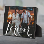 Placa Expositora FOREVER Script Easel Back Photo<br><div class="desc">Esta encantadora placa fotográfica de mesa tiene un caballete empotrado para mostrar sin marco tu foto favorita. Incluye la palabra FOREVER en un hermoso guión en blanco,  sus nombres y fecha de boda. Crea un keepsake de tu foto favorita o da como regalo.</div>