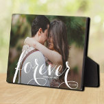 Placa Expositora FOREVER Script Easel Back Photo Frameless<br><div class="desc">Esta encantadora placa fotográfica de mesa tiene un caballete empotrado para mostrar sin marco tu foto favorita. Incluye la palabra FOREVER en un hermoso guión en blanco,  sus nombres y fecha de boda. Crea un keepsake de tu foto favorita o da como regalo.</div>