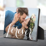 Placa Expositora FOREVER Script Easel Back Photo Frameless<br><div class="desc">Esta encantadora placa fotográfica de mesa tiene un caballete empotrado para mostrar sin marco tu foto favorita. Incluye la palabra FOREVER en un guión blanco hermoso (se puede borrar o cambiar) y cualquier otra información que desee incluir. Crea un aguijón para dar como regalo o para ti mismo.</div>