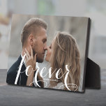 Placa Expositora FOREVER Script Easel Back Photo Frameless<br><div class="desc">Esta encantadora placa fotográfica de mesa tiene un caballete empotrado para mostrar sin marco tu foto favorita. Incluye la palabra FOREVER en un hermoso guión en blanco,  sus nombres y fecha de boda. Crea un keepsake de tu foto favorita o da como regalo.</div>