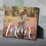 Placa Expositora FOREVER Script Easel Back Photo Frameless<br><div class="desc">Esta encantadora placa fotográfica de mesa tiene un caballete empotrado para mostrar sin marco tu foto favorita. Incluye la palabra FOREVER en un hermoso guión en blanco,  sus nombres y fecha de boda. Crea un keepsake de tu foto favorita o da como regalo.</div>