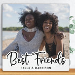 Placa Expositora Foto blanca de la amistad de los mejores amigos<br><div class="desc">Celebra a tu mejor amigo y amistad con una placa de conservador de fotos personalizado. Ya sea un cumpleaños o Navidades, esta placa de los mejores amigos es un regalo maravilloso que será un tesoro en los años venideros. Personalizado con tu mejor foto de amigo y nombres. DERECHOS RESERVADOS ©...</div>