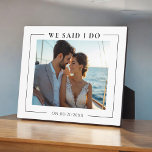 Placa Expositora Foto boda Moderno keepsake<br><div class="desc">dije que hacía un simple conservador de placa fotográfica moderna en blanco y negro con dos plantillas de texto una que decía que lo hacía encima de la foto de su boda y en la parte inferior se podía añadir la fecha de la de su boda. un bello recuerdo para...</div>