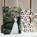 Placa Expositora Foto casada con Boda de cerezo elegantemente guión<br><div class="desc">Magnífica caligrafía blanca leyendo Casado y Merry sobre tu fotografía boda completa para una hermosa placa fotográfica recién casada. Este regalo de pareja de Navidades recién casados presenta un gran guión cursivo en la parte superior.</div>