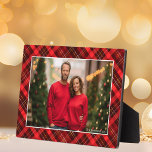 Placa Expositora Foto clásica de Navidades de Tartán de color rojo<br><div class="desc">Un clásico tartán de manta roja detrás de tu fotografía familiar de vacaciones horizontales para una placa fotográfica festiva y tradicional de Navidades. Un regalo de Navidades simple y hermoso.</div>