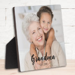 Placa Expositora Foto de Abuela Personalizada con Letra Moderna<br><div class="desc">Placa de Foto de Abuela con Letra Moderna Establecida en Blanco. Para personalizar,  reemplace las fotos y cambie el año.</div>