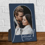 Placa Expositora Foto de boda Arco Elegante Azul Marino<br><div class="desc">Un recuerdo especial que incluye tu foto de boda en un diseño de arco elegante con el texto "Casados" en texto chic junto con tus nombres y fecha de boda en un fondo azul marino. Un regalo hermoso para tu familia y un recuerdo fabuloso para mostrar en tu propio hogar....</div>