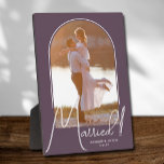Placa Expositora Foto de boda Arco Elegante Púrpura<br><div class="desc">Un recuerdo especial incluye tu foto de boda en un diseño de arco elegante con el texto "Casados" en texto chic junto con tus nombres y fecha de boda en un fondo púrpura. Hermoso regalo para tu familia y un recuerdo fabuloso para exhibir en tu propia casa. El color del...</div>