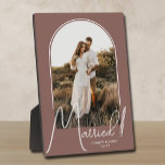 Placa Expositora Foto de boda Arco Elegante Rosa Beige<br><div class="desc">Un recuerdo especial incluye tu foto de boda en un diseño de arco elegante con el texto "Casados" en texto chic junto con tus nombres y fecha de boda en un fondo rosa beige. Hermoso regalo para tu familia y un recuerdo fabuloso para mostrar en tu propia casa. ¡El color...</div>