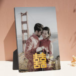 Placa Expositora Foto de Boda chino de doble felicidad dorada<br><div class="desc">Esta encantadora mesa de oro Doble felicidad Boda chino Personalize Photo Plaque tiene un caballete incorporado para la visualización sin marco de tu foto favorita. Presenta el carácter chino "囍DoubleHappiness" y textos editables. Crea un precioso toque de tu foto boda favorita o das como regalo de aniversario boda.</div>