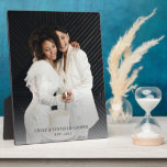 Placa Expositora Foto de boda de pareja gay recién casada Acrílico<br><div class="desc">Una placa fotográfica boda monogramada moderna para una pareja gay con fecha establecida y nombre. Sencillo boda minimalista memento.</div>