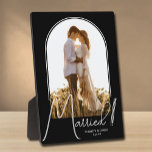 Placa Expositora Foto de Boda del Arco Elegante Negro<br><div class="desc">Un recuerdo especial presenta su foto de boda en un diseño de arco elegante con el texto "Casados" en texto chic junto con sus nombres y fecha de boda. Hermoso regalo para su familia y un recuerdo fabuloso para exhibir en su propio hogar. ¡El COLOR del fondo se puede cambiar!...</div>
