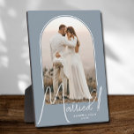 Placa Expositora Foto de boda en Arco Elegante Azul Polvoriento<br><div class="desc">Un recuerdo especial incluye tu foto de boda en un diseño de arco elegante con el texto "Casados" en texto chic junto con tus nombres y fecha de boda en un fondo azul polvoriento. Hermoso regalo para tu familia y un recuerdo fabuloso para mostrar en tu propia casa. El color...</div>