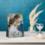 Placa Expositora Foto de boda recién casada Acrílico<br><div class="desc">Una moderna placa de recuerdo de fotos bodas con fecha establecida y nombre. Sencillo boda minimalista memento.</div>