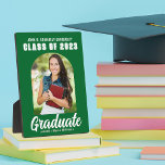 Placa Expositora Foto de graduación de Arco Moderno Graduado Verde<br><div class="desc">Esta moderna placa fotográfica para graduados de personalizado verde y blanco muestra el nombre de su instituto o universidad para la clase de 2025. Personalizar con su nombre bajo la moda,  audaz guión manuscrito y arco de moda para una gran decoración personalizada de fiesta de graduación.</div>