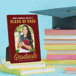 Placa Expositora Foto de graduación del Arco de Oro Maroon<br><div class="desc">Esta moderna placa fotográfica de marrón y personalizado dorado de la fiesta de graduación superior muestra tu nombre de instituto o universidad para la clase de 2025. Personalizar con su nombre bajo la moda,  escritura manuscrita audaz y arco de moda para un gran regalo personalizado de graduados.</div>
