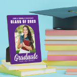 Placa Expositora Foto de graduación moderna del Arco de Graduado Bl<br><div class="desc">Esta moderna placa fotográfica de la fiesta de graduación de personalizado morado y blanco muestra tu nombre de instituto o universidad para la clase de 2025. Personalizar con su nombre bajo la moda,  escritura manuscrita audaz y arco de moda para un gran regalo personalizado de graduados.</div>