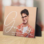 Placa Expositora Foto de graduado de guión moderno<br><div class="desc">Bloqueo de fotos acrílico de la graduación que muestra tu foto favorita,  tu nombre,  clase y graduado con letras blancas de moda. Perfecto para ti mismo o como regalo para padres y abuelos. COINCIDIENDO con los artículos de nuestra tienda.</div>