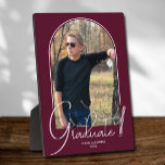 Placa Expositora Foto de Graduate Arch Burgundy<br><div class="desc">Una nota especial muestra la foto de tu graduado en un elegante diseño de arco con el texto "¡¡Graduado!!!" en texto de moda junto con tu nombre y año de graduación en un fondo borgoñoso. ¡Se puede cambiar el color de fondo! MÁS COLORES en nuestra colección.</div>