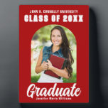 Placa Expositora Foto de la fiesta de graduación del Arco Moderno d<br><div class="desc">Esta moderna placa fotográfica para graduados de personalizado rojo y blanco muestra su nombre de instituto o universidad para la clase de 2023. Personalizar con su nombre bajo la moda,  audaz guión manuscrito y arco de moda para una gran decoración personalizada de fiesta de graduación.</div>