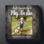 Placa Expositora Foto de la mesa de Tía Bestie<br><div class="desc">Fun rústico escritorio de fotos de madera de placa. Todo el texto es personalizable y la foto se puede cambiar fácilmente. Mi tía es mi Bestie con sobrina o el nombre del sobrino en la parte inferior de la placa. Un regalo único para esa persona especial en tu vida.</div>