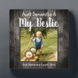 Placa Expositora Foto de la mesa de Tía Bestie<br><div class="desc">Fun rústico escritorio de fotos de madera de placa. Todo el texto es personalizable y la foto se puede cambiar fácilmente. Mi tía es mi Bestie con sobrina o el nombre del sobrino en la parte inferior de la placa. Un regalo único para esa persona especial en tu vida.</div>