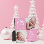 Placa Expositora Foto de niña pequeña Cute elegante Angel Religioso<br><div class="desc">Hermosa placa con fotos de Navidades rosados personalizados para un chica de recién nacido. Personalizar este regalo de vacaciones de anuncio de nacimiento con tu foto de recién nacido al lado del bello ángel que sobrevuela las palabras Un emoto de esperanza que el mundo cansado se regocija. Alegre y agregue...</div>
