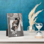 Placa Expositora Foto de pareja de artista de canción de música<br><div class="desc">Celebra tu amor con esta **placa de foto de pareja de artista de canción de música personalizada**,  que incluye tu canción favorita,  artista y una foto especial. Un recuerdo perfecto para aniversarios,  bodas o cualquier ocasión romántica. ¡Una forma elegante y significativa de mostrar tu historia de amor!</div>