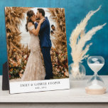 Placa Expositora Foto de pareja de recién casados boda Acrílico<br><div class="desc">Una placa fotográfica boda moderna con fecha establecida y nombre. Sencillo boda minimalista memento keepsake,  con un frondoso fondo de boho. Añade tu propia foto creativa y fondo.</div>