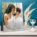 Placa Expositora Foto de pareja de recién casados boda Acrílico<br><div class="desc">Una placa fotográfica boda monogramada moderna con fecha establecida y nombre. Sencillo boda minimalista memento.</div>