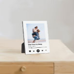 Placa Expositora Foto de parejas personalizados | Regalos musicales<br><div class="desc">Un regalo fotográfico moderno, memorable y encantador para los más cercanos amigos o parejas. El diseño incluye una sola foto para mostrar su propia foto especial. Personalizar con el nombre Tu canción favorita. Envíe un regalo memorable y especial a usted y a su(s) mejor(s) amigo(s), un regalo sentimental y único...</div>