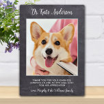 Placa Expositora Foto de perro Mascota personalizada Veterinario Gr<br><div class="desc">¡Diga 'Gracias' a su maravilloso veterinario con una preciosa placa fotográfica mascota personalizada del perro! Personaliza con el nombre del mascota y la foto favorita. Este regalo de apreciación veterinaria será un tesoro. Personalizar de Vet Assistant, Vet Tech o Veterinary Title. DERECHOS RESERVADOS © 2020 Judy Burrows, Black Dog Art...</div>