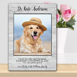Placa Expositora Foto de perro mascota Veterinaria personalizada Gr<br><div class="desc">¡Diga 'Gracias' a su maravilloso veterinario con una preciosa placa fotográfica mascota personalizada del perro! Personaliza con el nombre del mascota y la foto favorita. Este regalo de apreciación veterinaria será un tesoro. Personalizar de Vet Assistant, Vet Tech o Veterinary Title. DERECHOS RESERVADOS © 2020 Judy Burrows, Black Dog Art...</div>