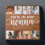 Placa Expositora Foto de Personalizado de madera rústica, eres la m<br><div class="desc">Una placa fotográfica moderna y de moda diseñada con ocho fotos personalizadas y un guion caligráfico de "nonna" en fondo rústico de madera perfecta como regalo para tu no-na. (Foto cortesía de Unsplash. Por favor,  reemplácelo por el suyo propio.)</div>