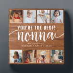 Placa Expositora Foto de Personalizado de madera rústica, eres la m<br><div class="desc">Una placa fotográfica moderna y de moda diseñada con ocho fotos personalizadas y un guion caligráfico de "nonna" en fondo rústico de madera perfecta como regalo para tu no-na. (Foto cortesía de Unsplash. Por favor,  reemplácelo por el suyo propio.)</div>