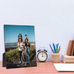 Placa Expositora Foto de personalizado que lo convierte en una únic<br><div class="desc">Añade tu foto favorita al personalizar y personaliza esta elegante placa fotográfica para celebrar y recordar tus momentos de vacaciones favoritos. Foto de Josue Michael de Unsplash,  ¡gracias!</div>