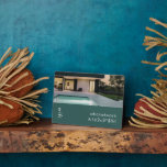 Placa Expositora Foto de Rótulo de contraseña de Wifi<br><div class="desc">Firma de contraseña WiFi moderna para compartir la información de su red con los huéspedes. Perfecto para alquileres Airbnb, habitaciones de alojamiento y desayuno y más. Diseño moderno minimalista con foto en verde y blanco del golfo con tipografía simple y fácil de leer. Este producto presenta una imagen de marcador...</div>