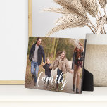 Placa Expositora Foto de superposición de script de familia<br><div class="desc">La placa fotográfica de moda dulce muestra tu foto horizontal o paisajística favorita con "familia" como un texto en blanco sobre el guión de caligrafía con letras a mano.</div>