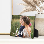 Placa Expositora Foto de superposición del guión de amor<br><div class="desc">La placa de mantenimiento de fotos boda,  simple y moderna,  muestra tu foto horizontal o paisajística favorita con "amor" como texto blanco sobre el guión de caligrafía con letras a mano.</div>